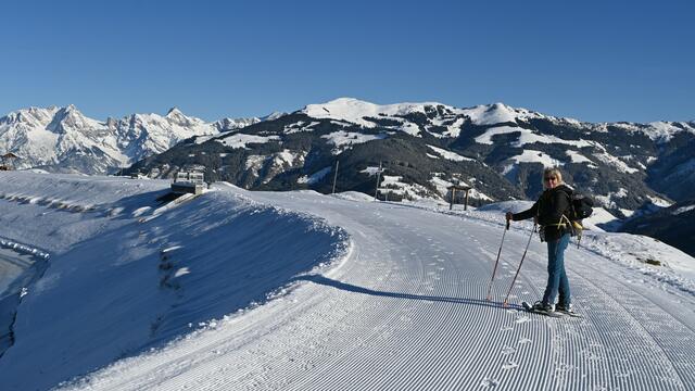 Auf dem Rundweg um den Speicherteich mit herrlicher Aussicht auf die umgebene Bergkulisse