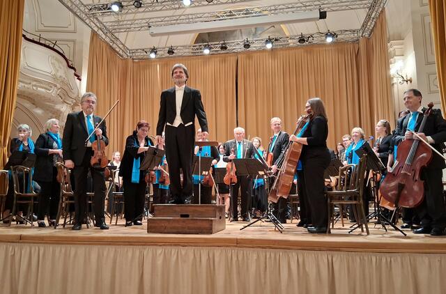 Dirigent Willi ZWITTKOVITS mit seinem Sinfonieorchester MERKUR beim Konzertende