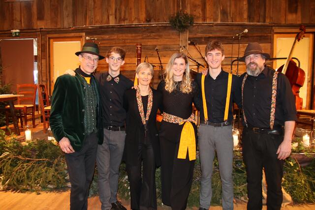 Raunacht-Spirit und Salzburger Nockerl auf der Zistelalm: Hubert Brunauer mit Emanuel, Evelyn, Maria, Michael sowie Wolfgang Hirnsperger.