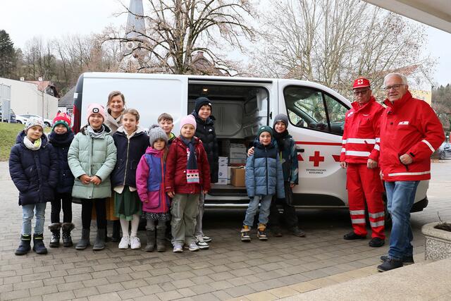 Die Kinder der Volksschule Dietach haben im Rahmen eines umgekehrten Adventkalenders in der Vorweihnachtszeit Waren für die Rotkreuz-Märkte gesammelt. Die beiden Rotkreuz-Mitarbeiter Herbert Hofstödter (1.v.re.) und Johann Gubesch (2.v.re.) holten die Waren ab. | Foto: OÖRK/Schönberger