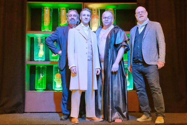 Zufriedene Gesichter sah man bei Intendant Bruno Max, den mitwirkenden Schauspielern Paul Barna und Robert Notsch sowie Kulturstadtrat Stephan Schimanowa. | Foto: Stadtgemeinde Mödling / cr