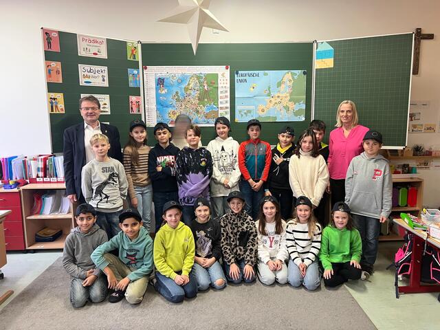 Europaabgeordneter Hannes Heide sprach mit den Schülerinnen und Schülern der 4B und Klassenlehrerin Sabine Miebach über Europa und die Europäische Union. | Foto: Hannes Heide