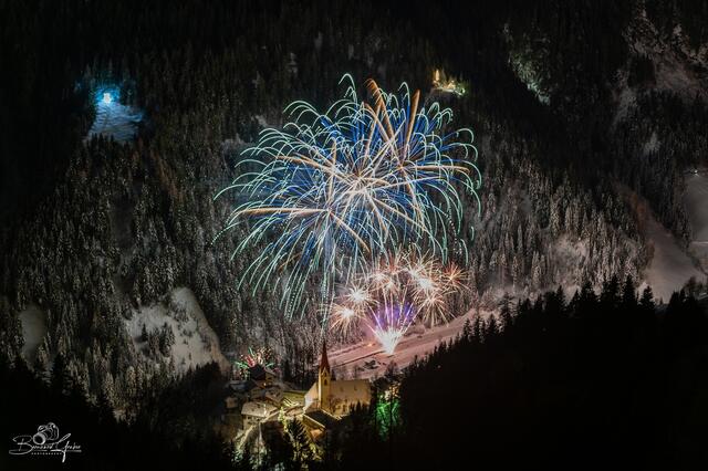 Schön anzusehen sind sie allemal, doch Raketen und Böller sorgen jedes Jahr aufs neue für dicke Luft.  | Foto: Bernhard Gruber Photography