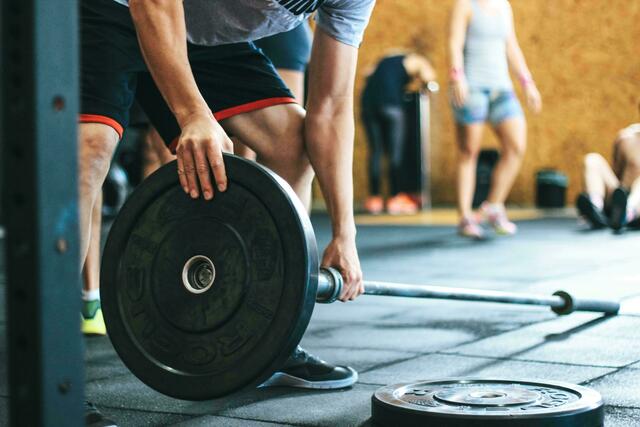 Fitnessstudio-Verträge sollten vor der Unterschrift genau auf Vertragslaufzeiten, Kündigungsfristen und Zusatzkosten geprüft werden, um unerwünschte Verlängerungen zu vermeiden. | Foto: pexels