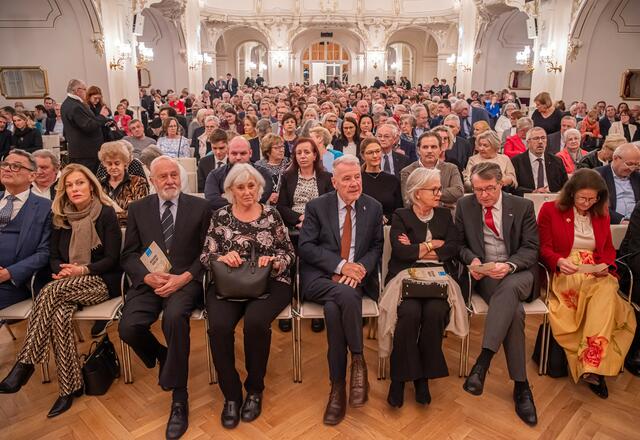 Der voll besetzte Sparkassensaal mit Bürgermeister Klaus SCHNEEBERGER, Kulturstadtrat Franz PIRIBAUER und Gemeinderat Hans MACHOWETZ