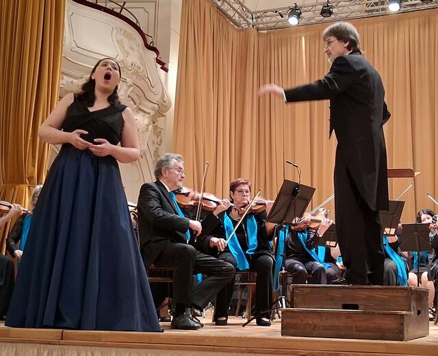Die Sopranistin Katharina Jing An GEBAUER mit dem Dirigenten Willi ZWITTKOVITS
