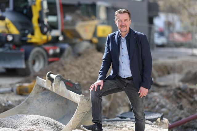 Landesrat Martin Zauner ist vom Projekt in Dorfbeuern überzeugt. | Foto: Land Salzburg/Franz Neumayr