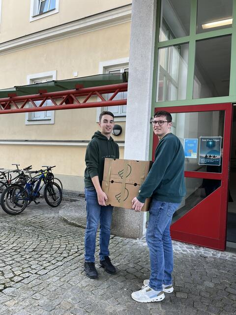 Der „Umgekehrte Adventkalender“ soll manchen Menschen in Steyr zu Weihnachten ein Lächeln ins Gesicht zaubern. | Foto: HTL Steyr