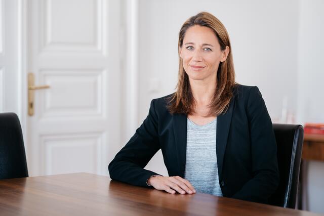 Parship-Psychologin Caroline Erb rät:
„Es ist wichtig, nach einem Streit den Bezug zueinander nicht zu verlieren. Auch wenn ein Konflikt nicht sofort gelöst werden kann, sollte man vermeiden, ihn ‚einzufrieren‘. Stattdessen hilft es, einander wertschätzend und lösungsorientiert zu begegnen.“ | Foto: Paship.at