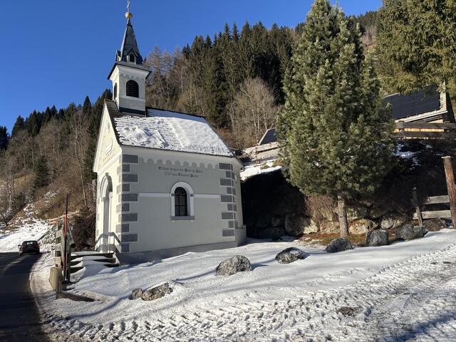 Auf der Kapelle steht noch heute: "Erbaut wegen der Pest im Jahre 1737". | Foto: Julia Gerold