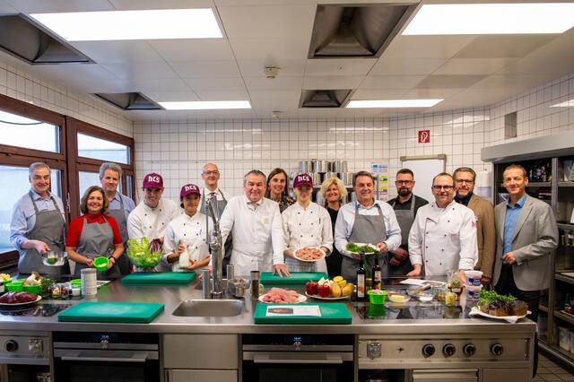 Die Vizepräsidenten Christian Moser, Monika Eisenhuber, Thomas Salzer, die beiden Schüler Darius Leitmann und Katharina Spiegl, WKNÖ-Direktor Johannes Schedlbauer, Toni Mörwald, Maria Gindl, Emma Petrovcinova, Alexandra Höfer, WKNÖ-Präsident Wolfgang Ecker, Hubert Baumann, Küchenmeister Wolfgang Lahmer, Fachvorstand Albert Decker und HTS-Direktor Michael Hörhan. | Foto: Tanja Wagner
