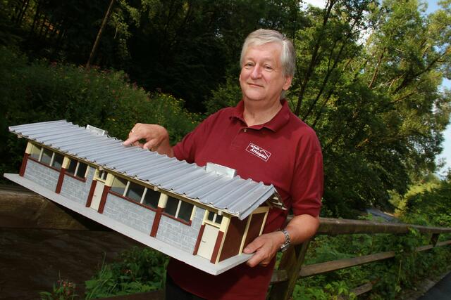 Peter Krasser feilt am Bau der 20. Schule in Äthiopien | Foto: Josef Fürbass
