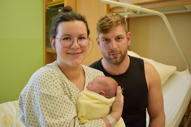 Die Eltern Nicole und Jakob mit Neujahrsbaby Marie. | Foto: Landesklinikum Hollabrunn