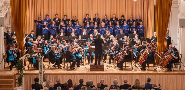 Das Sinfonische Orchester des Kaufmännischen Musikvereines MERKUR unter der Leitung von Dirigent Willi ZWITTKOVITS und der Chor des Damenensembles Indigo &amp; Herrenensembles Cantores unter der Leitung von Christian FRABERGER