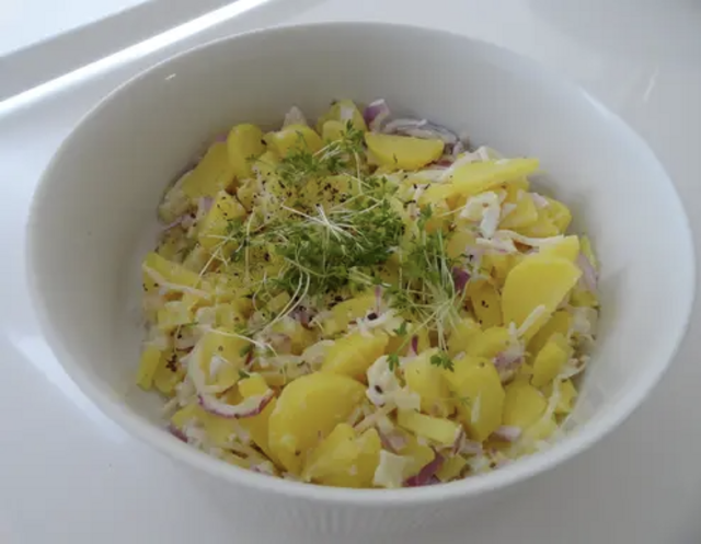 Erdäpfelsalat mit Bachkresse, Kren und Zwiebeln: Ein gesunder Genuss. | Foto: MeinBezirk/Jung