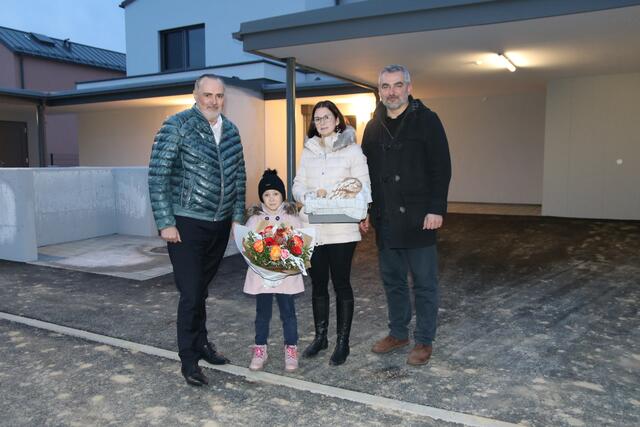 Landeshauptmann Hans Peter Doskozil und Landesrat Heinrich Dorner überbrachten der ersten SOWO-Mieterin in Pinkafeld Einstandsgeschenke. | Foto: Landesmedienservice