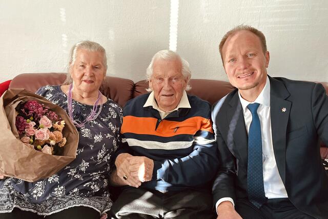 Bürgermeister Johannes Anzengruber (r.) gratuliert Helga und Alois Außerlechner zur Gnadenhochzeit.  | Foto: Stadt Innsbruck/E.Weniger
