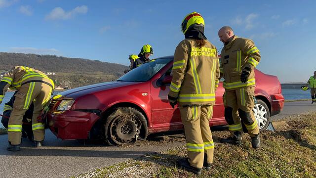 Mitarbeiter einer Firma in Pöchlarn befreiten die Pensionistin aus ihrem Fahrzeug, das nach einem Unfall im Graben zum Stillstand kam.
| Foto: Doku NÖ
