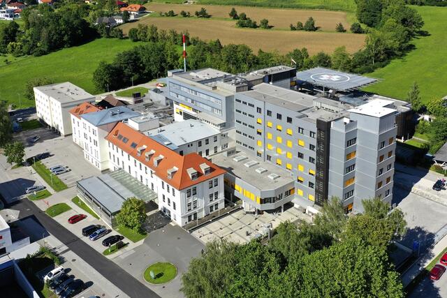 Das Krankenhaus in Kirchdorf gehört mit beinahe 700 Mitarbeitern zu einem der größten Arbeitgeber im Bezirk Kirchdorf. | Foto: PEK