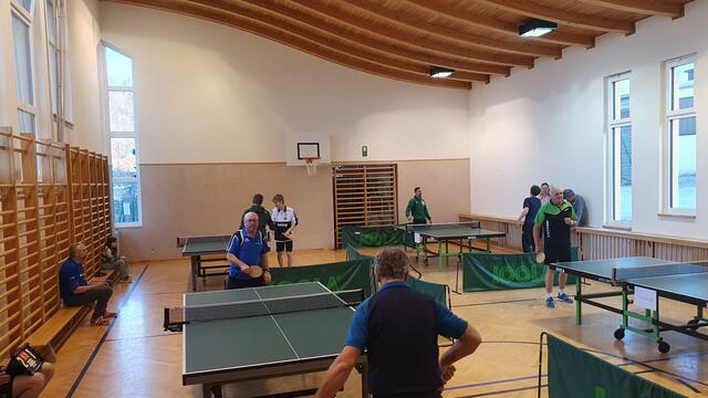 Mitmachen kann jeder. Es gibt einen Hobby-Bewerb sowie einen für Vereinsspieler. Gespielt wird mit Holzbrettl-Tischtennisschlägern. | Foto: Privat