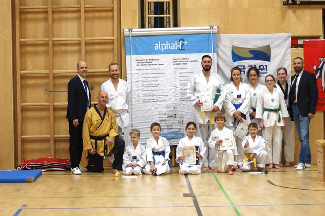 Der Kitzbüheler Verein gratulierte zu den bestandenen Prüfungen. | Foto: Taekwondo Kitzbühel
