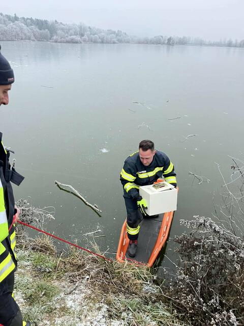 Die Feuerwehr Rauchwart zog den Tresor vom Eis und übergab ihn anschließend an die Polizei. . | Foto: Feuerwehr Rauchwart