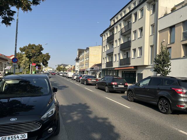 Der tägliche Stau auf der B8 belastet die Region, die Pendler und die Anwohner massiv. | Foto: Lawugger