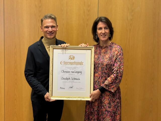 Nadja Blumenkamp überreicht Christoph Schmuck eine Ehrenurkunde in Anerkennung seiner langjährigen und erfolgreichen Verdienste als Tourismusobmann von Leogang. | Foto: saalfelden-leogang.com