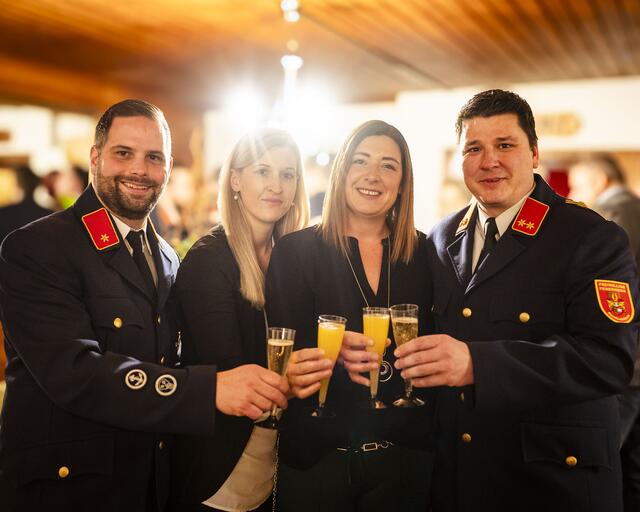Kommandant Thomas Abraham (rechts) mit seinem Stellvertreter Christopher Wertschnig (links) und ihren Frauen Bettina und Iris. | Foto: FF Peratschitzen