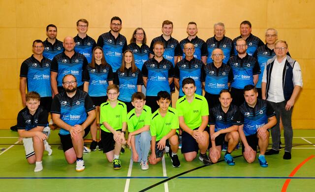 "Wirt in Steinbrunn" Daniel Bauer (r.) spendierte dem Tischtennisverein Schardenberg/Schärding neue Dressen. | Foto: Tischtennisverein Schardenberg/Schärding