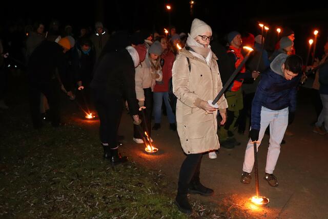 Ab dem Rauch-Hof durften die Wachskerzen angemacht werden | Foto: Gerhard Langmann