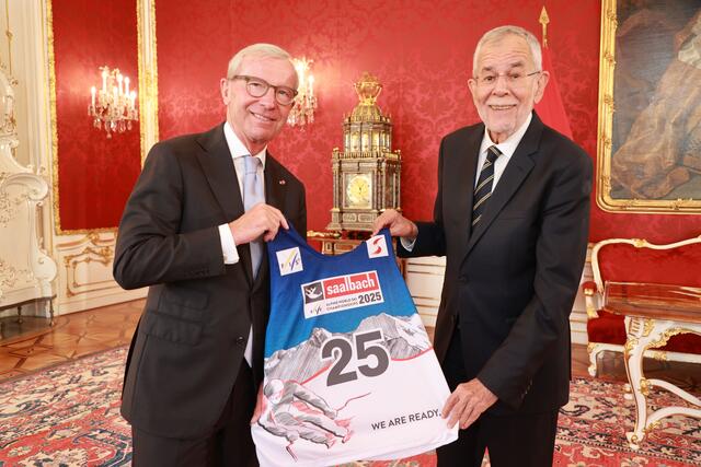 Landeshauptmann Wilfried Haslauer (links) bei der Überreichung einer symbolischen Startnummer zur Ski-WM 2025 an den österreichischen Bundespräsidenten Alexander van der Bellen in der Hofburg in Wien, 19.6.2023. | Foto:  Land Salzburg / Franz Neumayr 