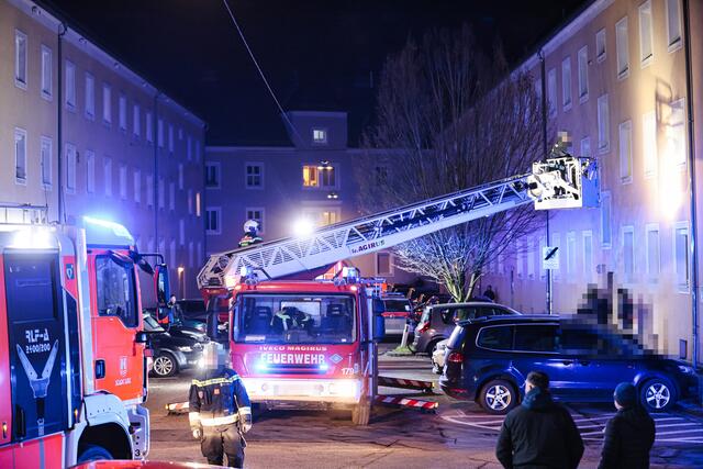 Die Linzer Berufsfeuerwehr rückte nach einem Wohnungsbrand mit dem gesamten Löschzug aus. | Foto: Reischl