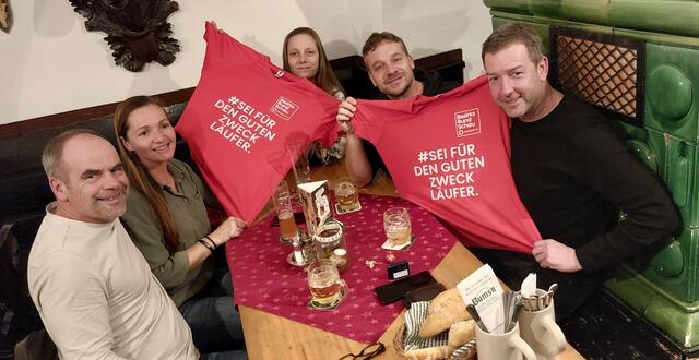 Das Team von "Laufend dahoam helfen": Günter Dieplinger, Melanie Schöppl, Yvonne Muzalak, Christian Siller und Thomas Schererbauer (v. l.). Nicht am Bild ist Paula Mauthner. | Foto: Laufend dahoam helfen