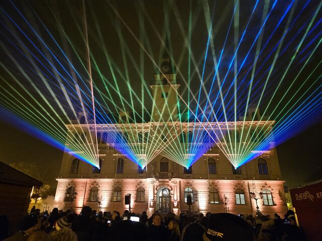 Laa begrüßte das Neue Jahr mit einer fulminanten Lasershow am Hauptplatz.  | Foto: Stadtgemeinde Laa