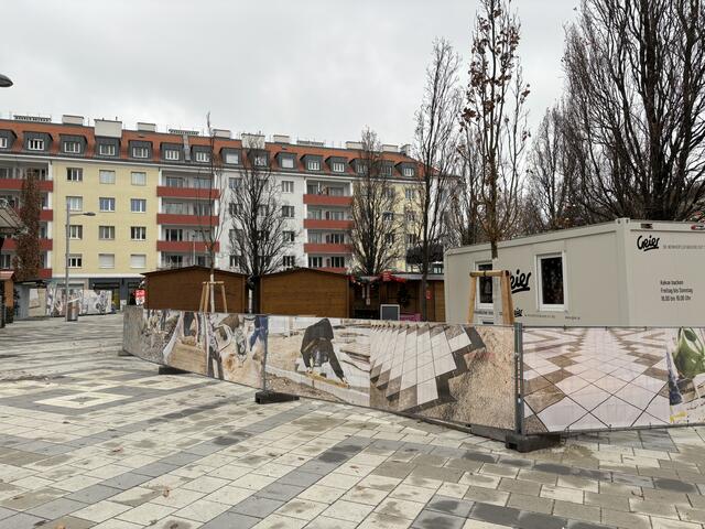 Für die Umgestaltung des Enkplatzes mussten einige Parkplätze weichen. Kritik gab es etwa von der FPÖ Simmering. Auch mit der Überprüfung von Anwohnerparken in dem Bereich sind sie nicht einverstanden.  | Foto: Kriechbaum/MeinBezirk