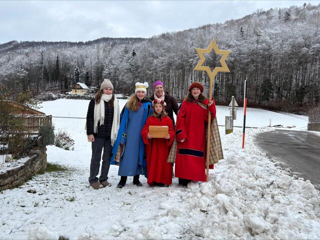 Lea (v.l.), Marlene, Elke Ellinger, Katharina und Johanna zogen am Freitag in St. Jakob von Haus zu Haus.  | Foto: Fabienne Gruber