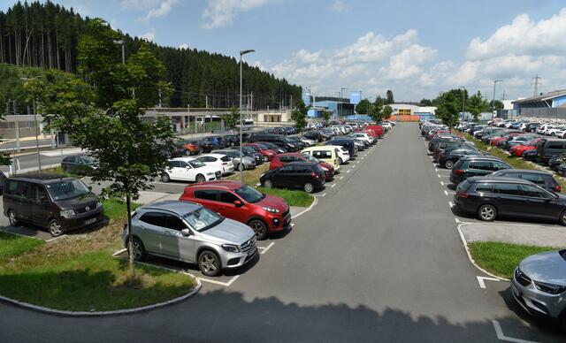 Das gemeinsam mit dem Land Salzburg und mit der Stadtgemeinde Neumarkt errichtete Zufahrtssystem gewährleistet, dass Öffi-Nutzer ein entsprechendes Parkplatzangebot zur Verfügung haben | Foto: ÖBB Deopito