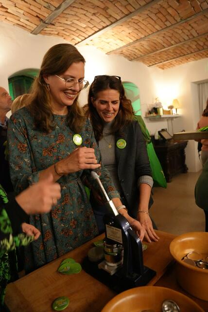 Anja Haider-Wallner und Regina Horvath beim "Lieber GRÜN als grantig"-Buttons machen | Foto: Grüne Burgenland