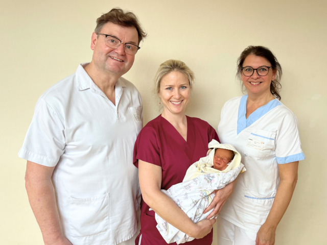 Glückliche Gesichter: Primar Lukas Angleitner-Boubenizek, Hebamme Elisabeth Gruber und DGKP Marion Kühberger mit Baby Marcel. (v.li.) | Foto: OÖG