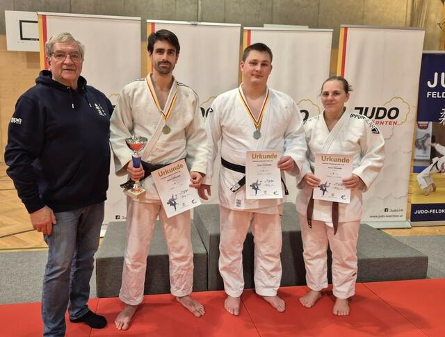 Trainer Erich Pachoinig feierte mit Matteo Zmollnig, Jürgen Rossmann und Katrin Melcher (v. l.) gleich drei Stockerlplätze beim Kärntner Judoturnier. | Foto: 1. ASKÖ Judoclub Wolfsberg