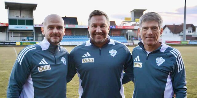 Cheftrainer Manfred Schmid hieß Mark McCormick (l.) und Martin Mayer beim TSV Egger Glas Hartberg willkommen. | Foto: TSV Hartberg