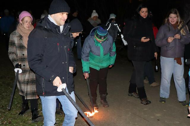 Die langen Wachsfackeln waren am Ende der Wanderung ziemlich abgebrannt | Foto: Gerhard Langmann