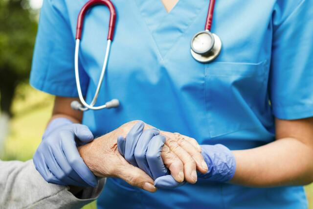 Rund 15.500 Personen arbeiten in der Pflege in Tirol, fast die Hälfte davon ist zwischen 45 und 65 Jahre alt. Über 2.000 Pflegeauszubildenden befinden sich derzeit in der Ausbildung. | Foto: Canva