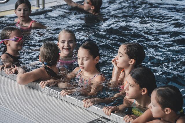 Optimale Bedingungen für den Schwimmunterricht bot das Hallenbad Losenstein, um die Schwimm- und Tauchkünste der Jugendlichen zu verbessern. | Foto: NÖ MS Wallsee-Sindelburg