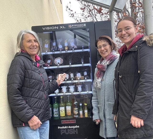 Bestes vom Bauernhof rund um die Uhr: Gemeinderätin Anna Ploderer mit Waltraud und Alexandra Krenn (v.l.) vor dem 24-Stunden-Automaten in Wetzelsdorf. | Foto: Stadtgemeinde Feldbach