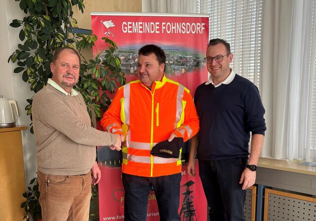 Günther Deutsch (Mitte) mit Bürgermeister Helmut Tscharre und Amtsleiter Clemens Achleitner. | Foto: Oblak