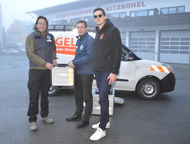 GEL-Einsatzkoordinator Sicherheitsstadtrat Alexander Gamper und Stadtwerke-GFJörg Kickenweitz bedanken sich bei Instagrid Key Account Manager Manuel Niederleitner-Pusch. | Foto: Obermoser