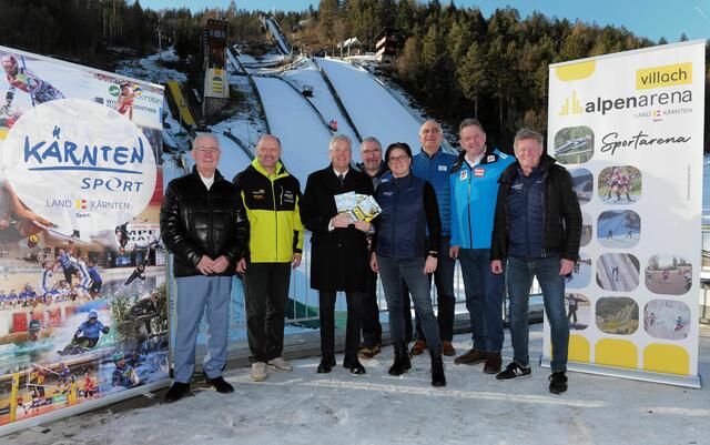 StR. Harald Sobe, Franz Wiegele, LH Peter Kaiser, Rennleiter Christian Begutter, Betina Germann, Georg Overs, Dieter Mörtl und Arno Arthofer. | Foto: LPD Kärnten/Höher