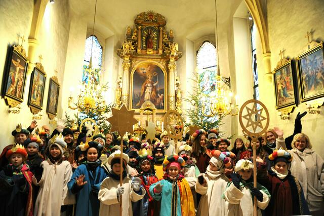 Die Kinder singen und sammeln auch für eine bessere Welt, um Menschen aus Armut und Ausbeutung zu befreien.  | Foto: Schedl